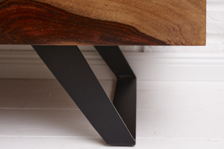 AMAZONAS Massives TV-Lowboard 160cm braun Sheeshamholz mit Baumkante