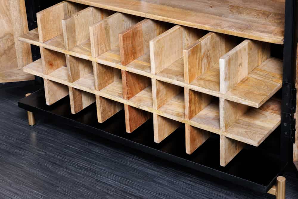 Massiver XXL Barschrank MANDALA 95cm Mangoholz schwarz gold Metallgestell Schnitzerei
