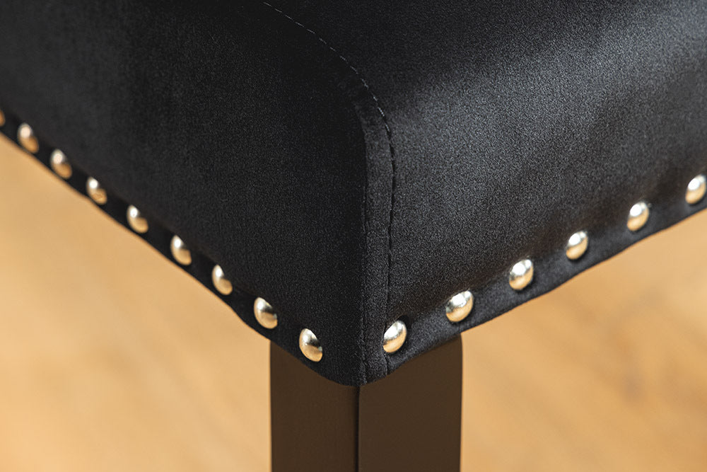 CASTLE Chesterfield Stuhl schwarz Samt Gummiholz Ziernieten