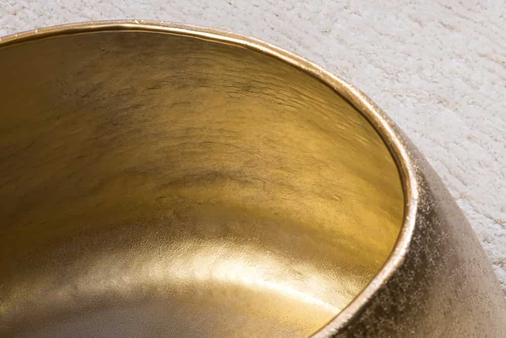 Handgefertigter Couchtisch STONE 75cm gold Metall Hammerschlag Design