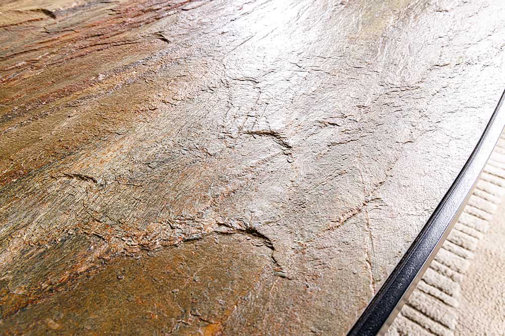 MOUNTAIN SOUL Massiver Esstisch 240cm rötlich grün schwarz oval Naturstein Eisen