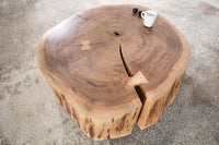 GOA Baumstamm Couchtisch 60cm natur Akazie Massivholz rund mit Rollen Unikat