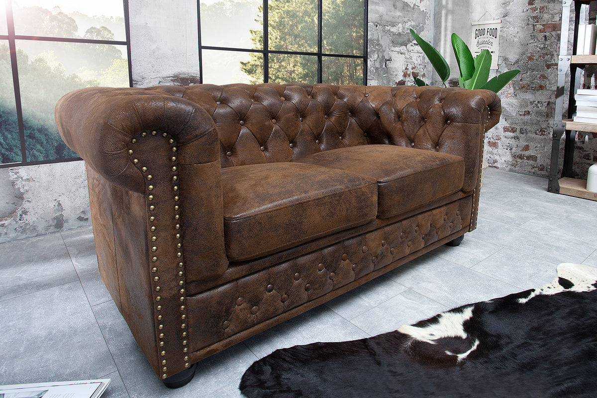 Chesterfield 2er Sofa 150cm antik braun mit Knopfheftung und Federkern