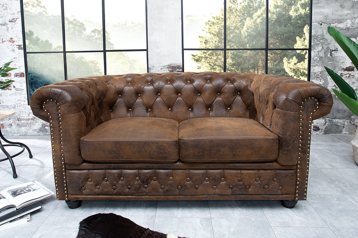 Chesterfield 2er Sofa 150cm antik braun mit Knopfheftung und Federkern