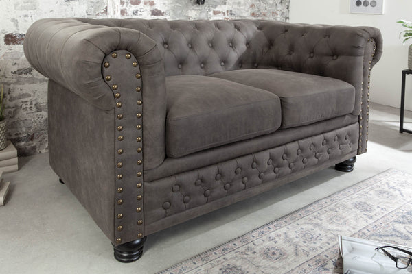 Chesterfield 2er Sofa 150cm antik grau mit Knopfheftung und Federkern