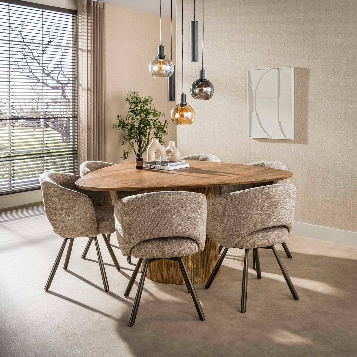 WAVE CENTRO Esstisch dreieckig 150cm / Massiv Mango sand