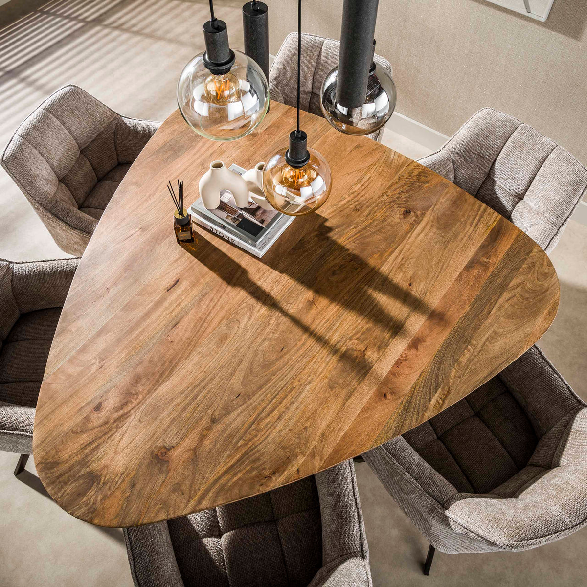 WAVE CENTRO Esstisch dreieckig 150cm / Massiv Mango sand
