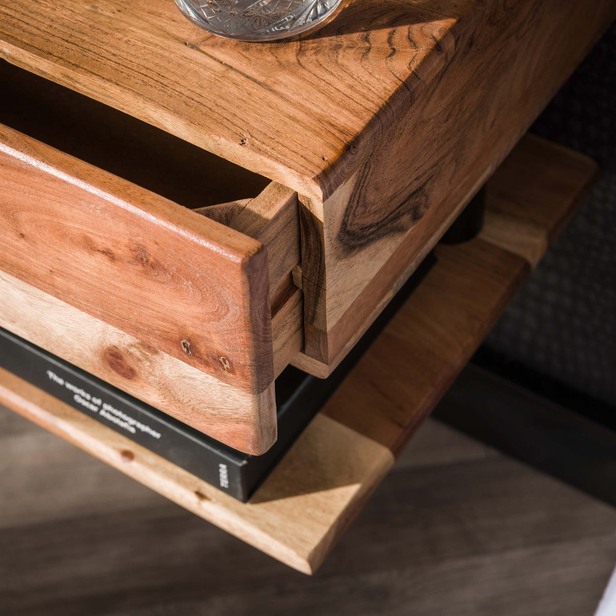 Nachttisch Shelve 1 Schublade / Massiv Akazie