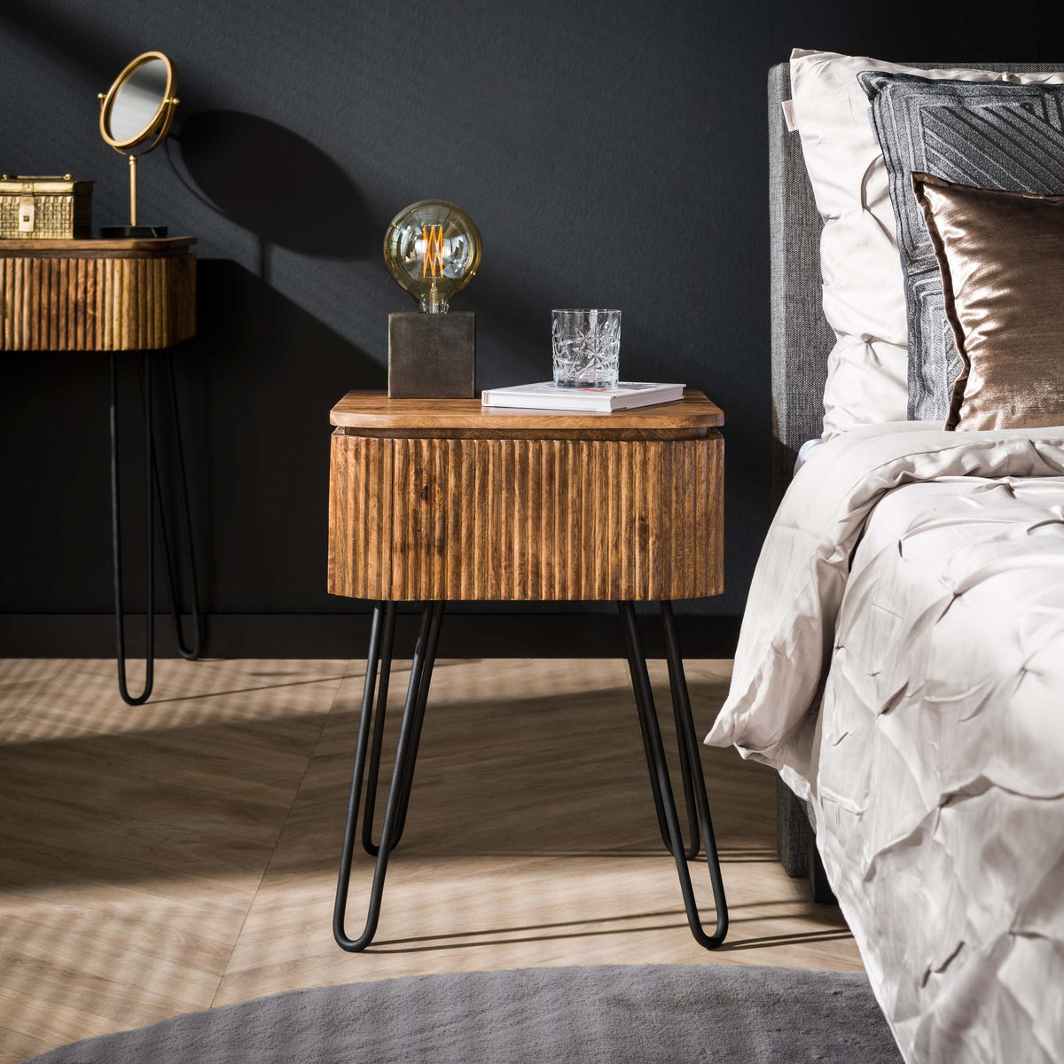 WAVE Nachttisch 1 Schublade / Massiv Mango sand Metallfüße schwarz