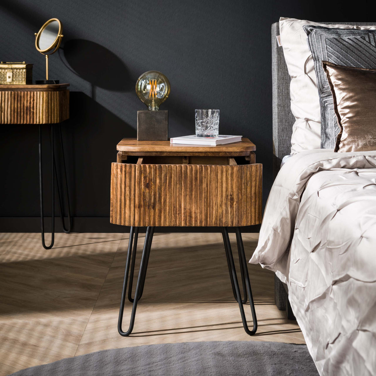 WAVE Nachttisch 1 Schublade / Massiv Mango sand Metallfüße schwarz