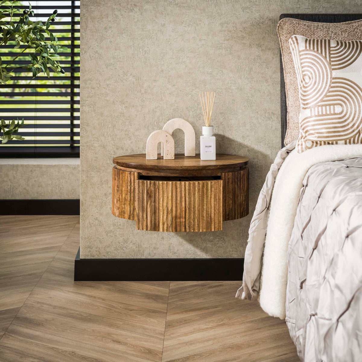 WAVE Nachttisch rund schwebend 1 Schublade / Massiv Mango sand