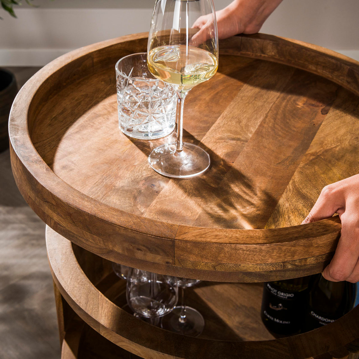 WAVE Ablagetisch Beistelltisch Weintrolley rund mit Rollen/ Massiv Mango sand