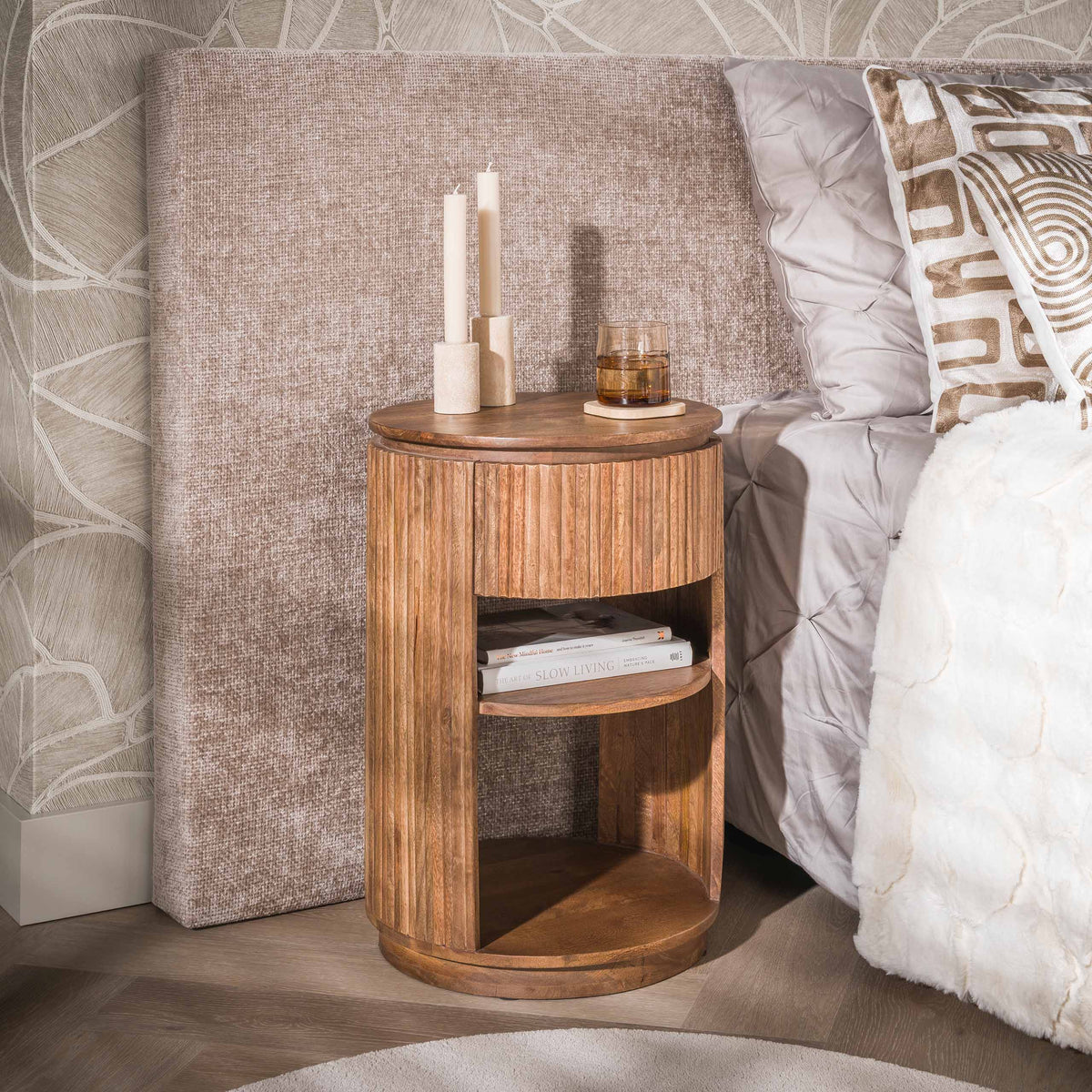 Nachttisch Wave rund 1 Schublade / Massiv Mango sand