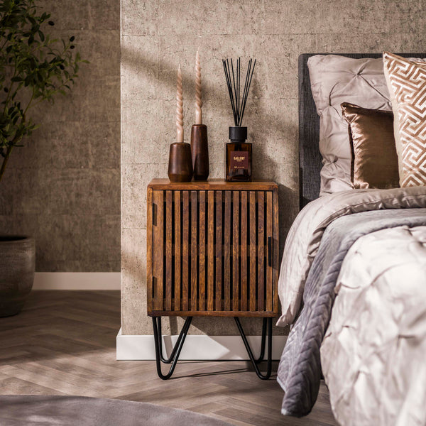 TWEAK Nachttisch 1 Tür Set aus 2 / Massiv Mango sand Metallfüße schwarz