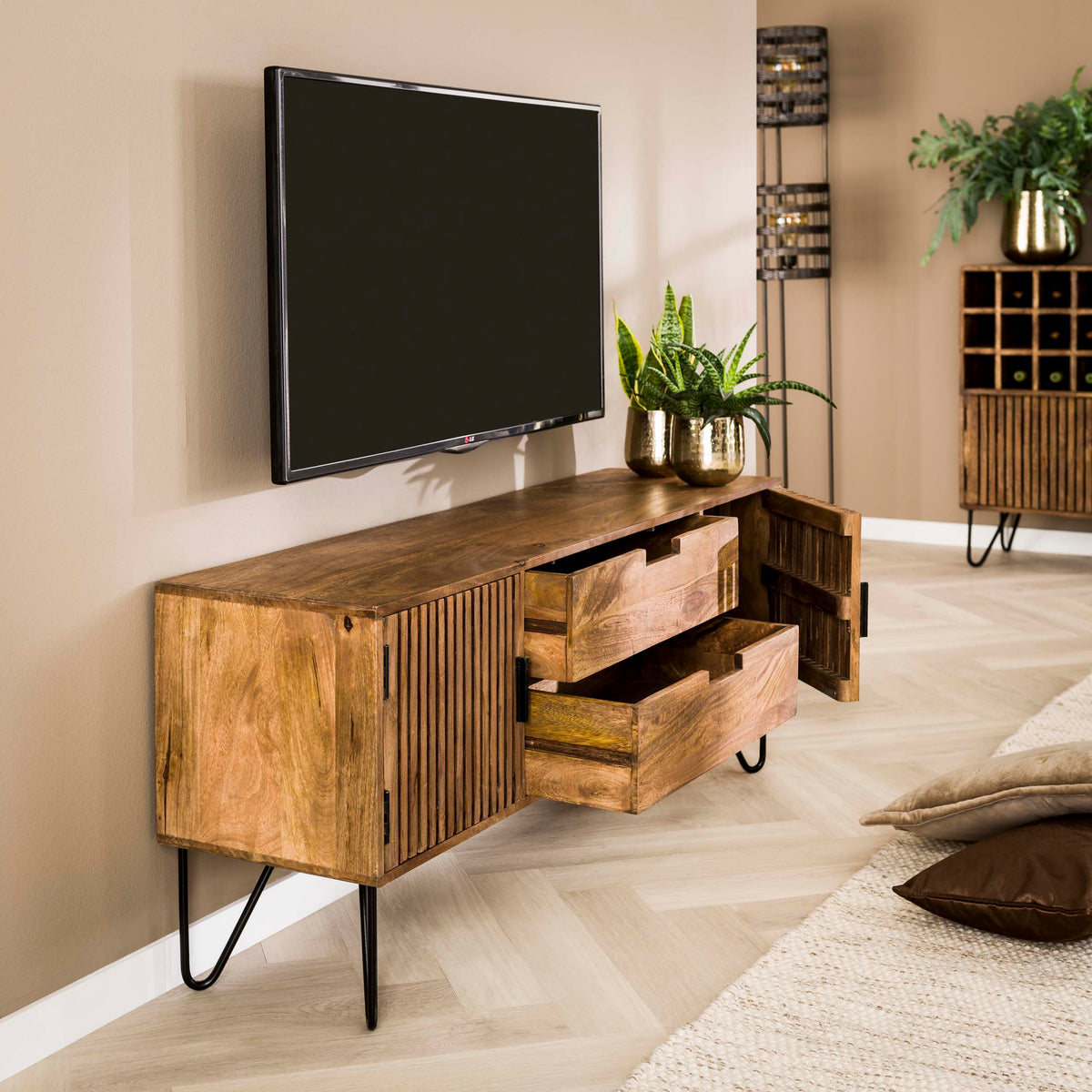 TWEAK TV-Möbel 2 Türen + 2 Schubladen / Massiv Mango sand Metallfüße schwarz