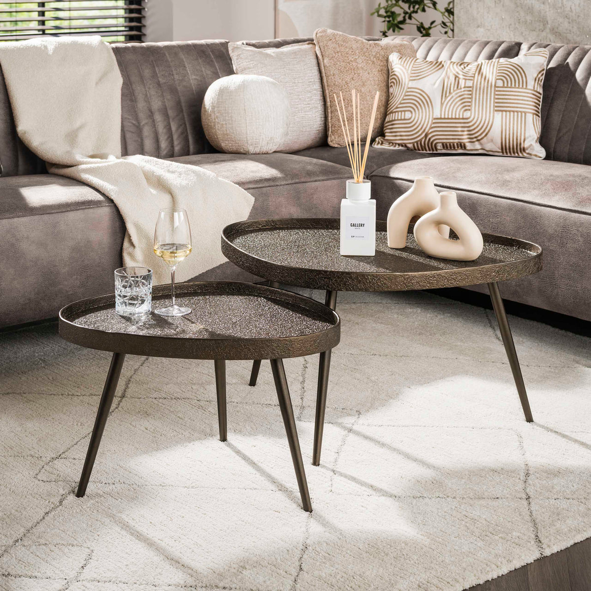Couchtisch Set aus 2 dreieckig / Bronzefarbenes Liquid Metal