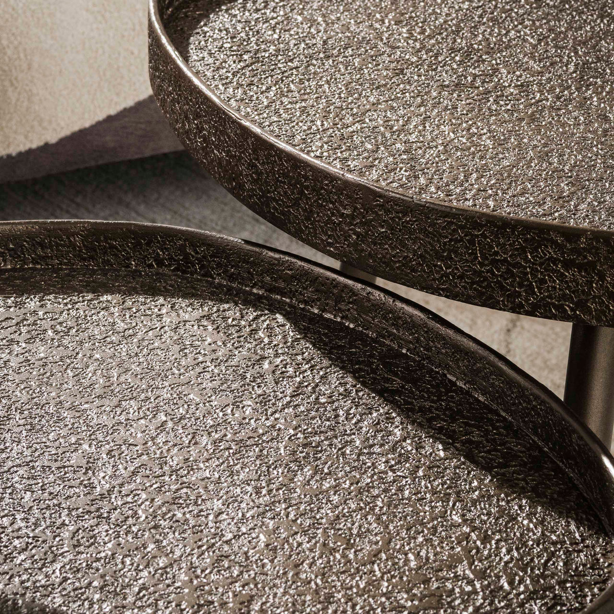 Couchtisch Set aus 2 dreieckig / Bronzefarbenes Liquid Metal