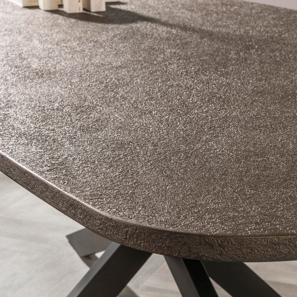 BRONVIK Esstisch dänisch oval 215 cm / Bronzefarbenes Liquid Metal