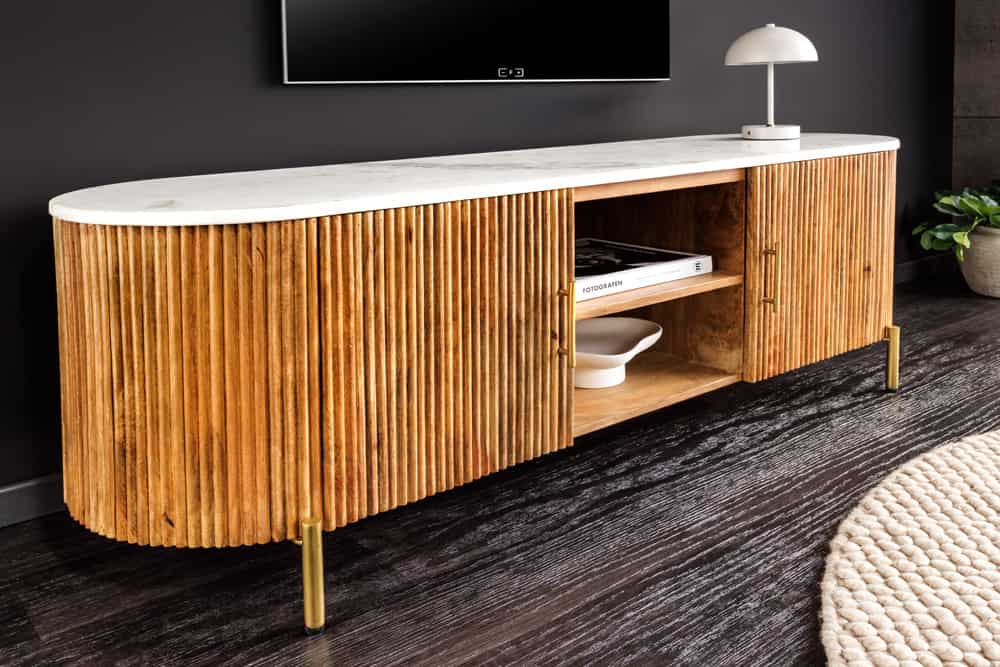 TRES CHIC Massives TV-Board 140cm braun Mangoholz weiß Marmor mit viel Stauraum