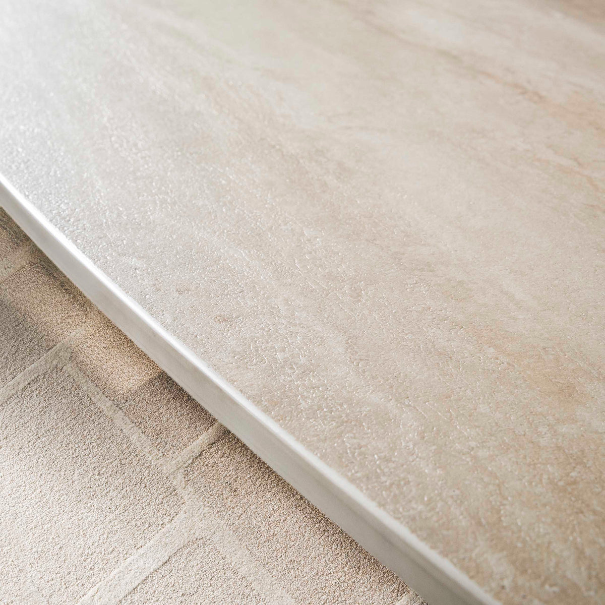 ROMANO Arch Couchtisch  135cm / 3D Keramik travertin