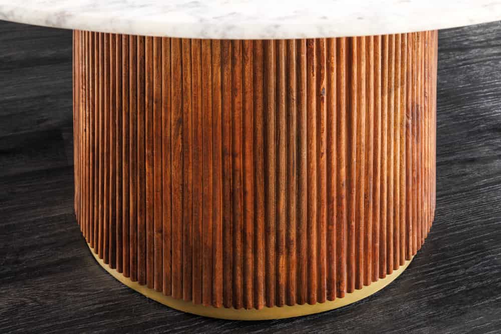 GATSBY Runder Esstisch 140cm braun gold Mangoholz weiße Marmorplatte Säulenfuß