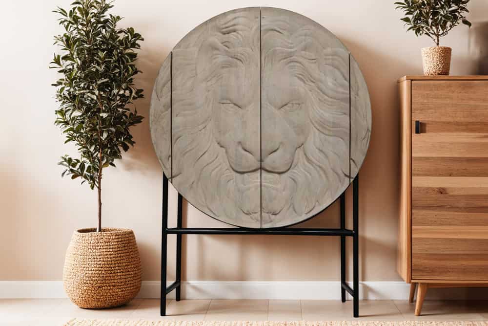 Massives Highboard LION 140cm braun Akazie 3D Schnitzereien Kunstwerk