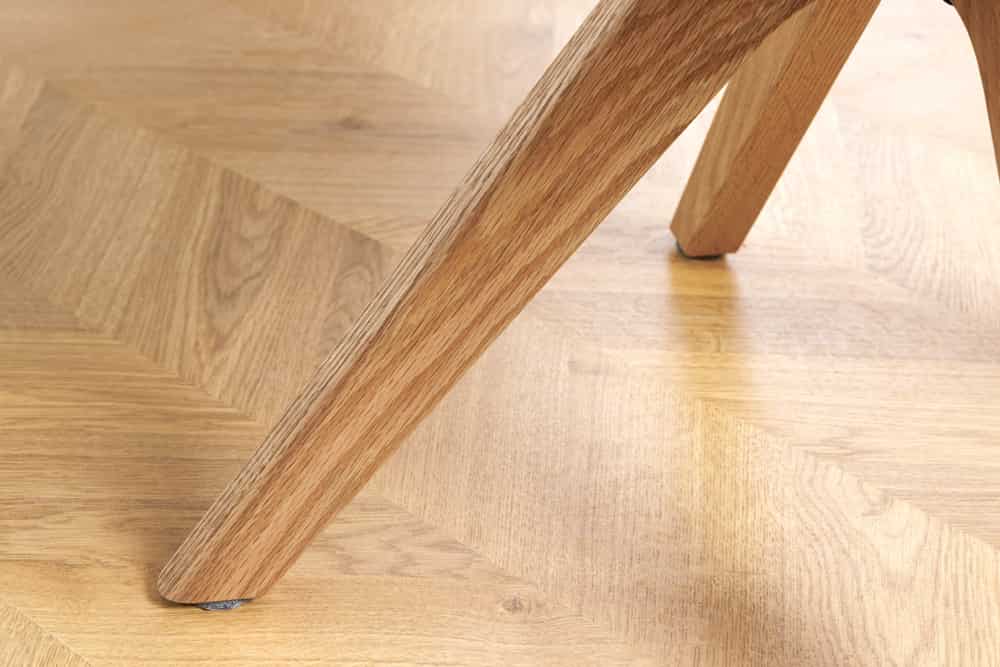 Drehbarer Stuhl ORGANIKO beige Chenillestoff Holzgestell Eiche mit Armlehne