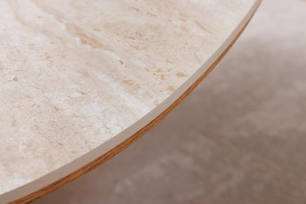 Stilvoller Couchtisch ORGANIKO 110cm natur Eiche Travertin Keramik
