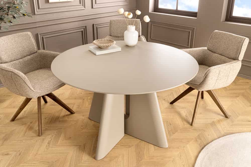 Runder Esstisch ORGANIKO 120cm cement greige mit skulpturalem Säulengestell