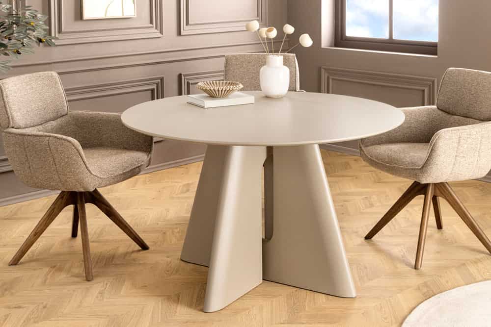 Runder Esstisch ORGANIKO 120cm cement greige mit skulpturalem Säulengestell