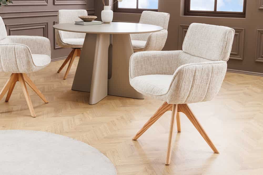 Drehbarer Stuhl UNIQUE beige Chenille Eichenholzbeine mit Armlehne
