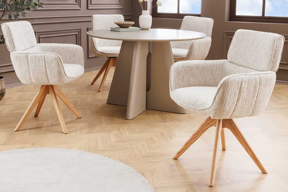 Drehbarer Stuhl UNIQUE beige Chenille Eichenholzbeine mit Armlehne