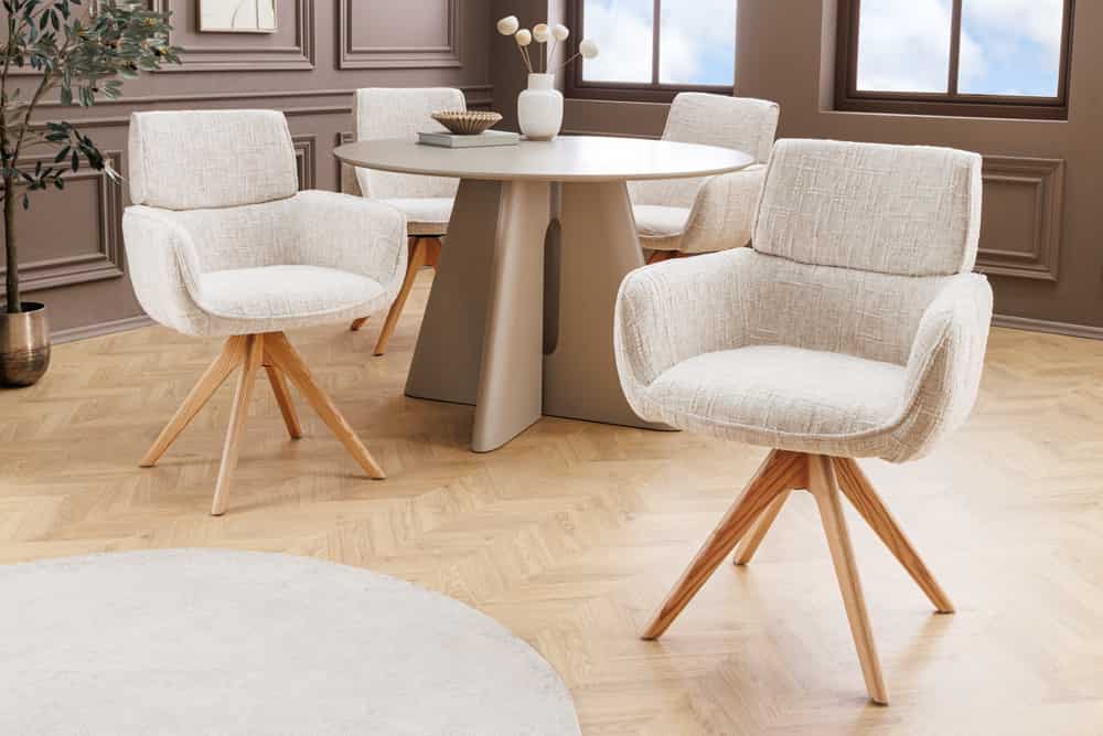 Drehbarer Stuhl UNIQUE beige Chenille Eichenholzbeine mit Armlehne