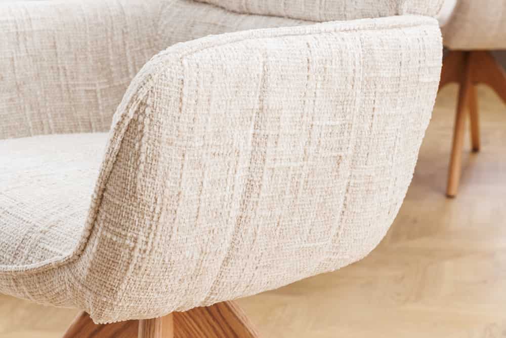 Drehbarer Stuhl UNIQUE beige Chenille Eichenholzbeine mit Armlehne