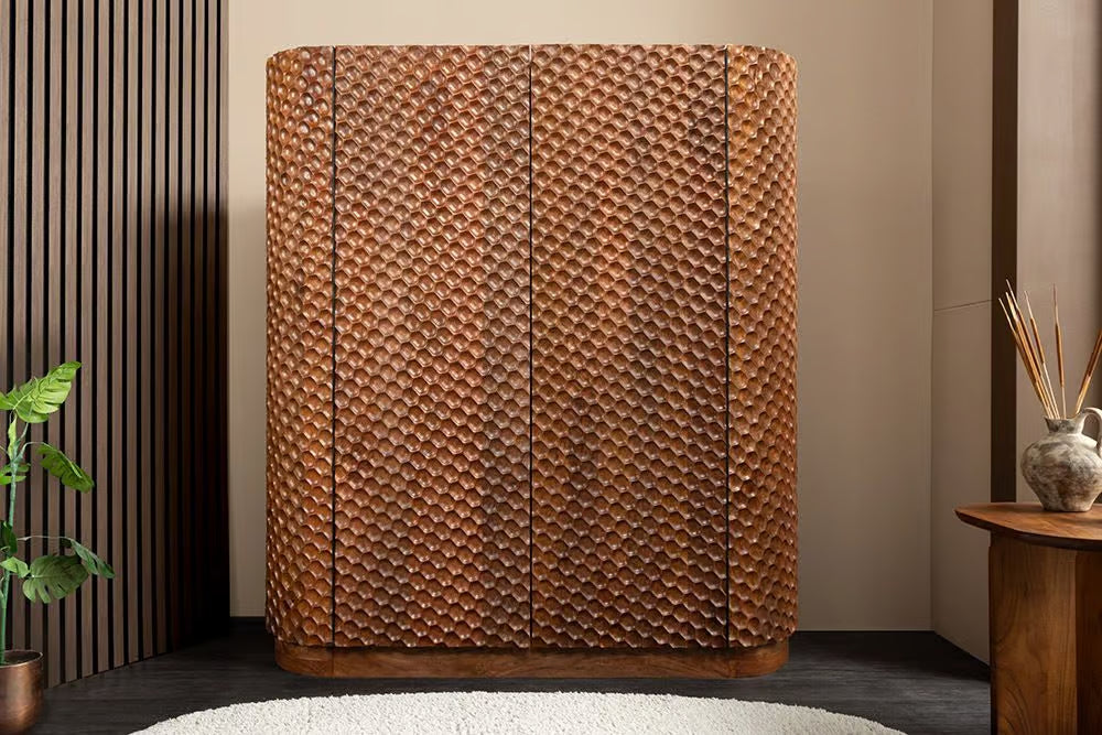 Massiver Barschrank ADLON 140cm braun Mangoholz mit 3D-Front und Weinregal