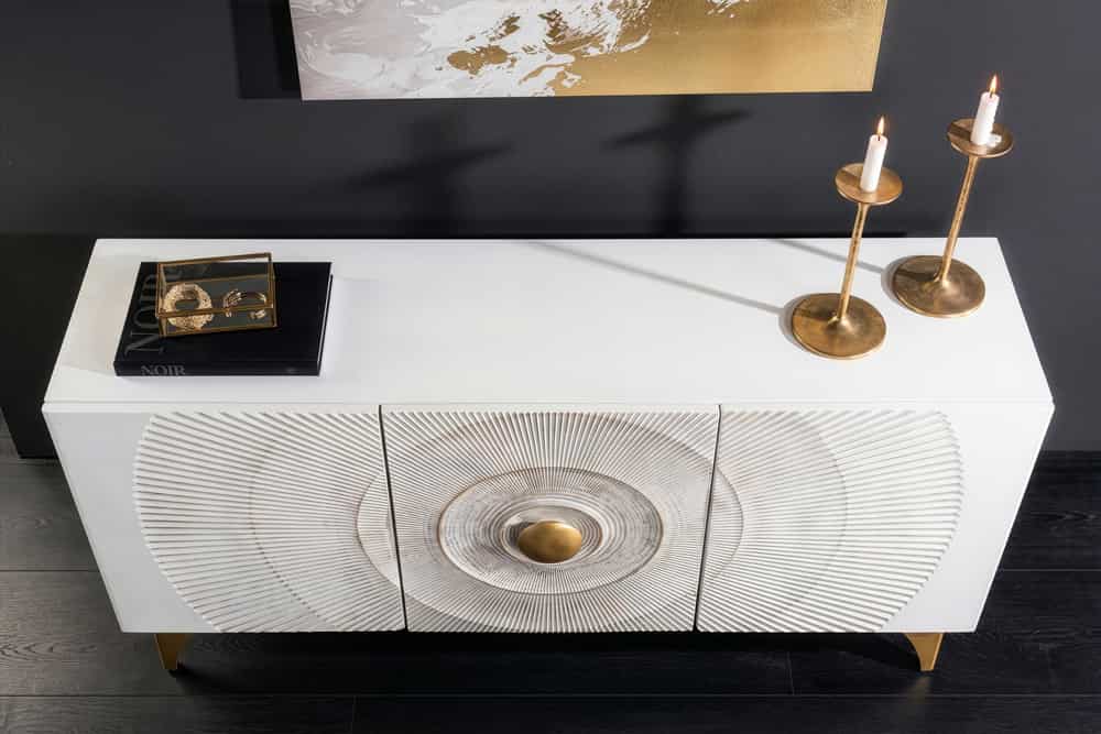 GOLDEN SUNSET Handgearbeitetes Sideboard 140cm weiß mit 3D Schnitzereien gold Mangoholz Metallbeine