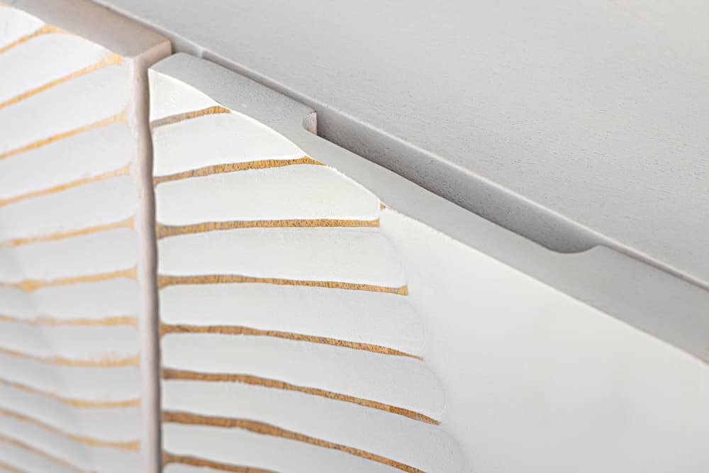 GOLDEN SUNSET Handgearbeitetes Sideboard 140cm weiß mit 3D Schnitzereien gold Mangoholz Metallbeine