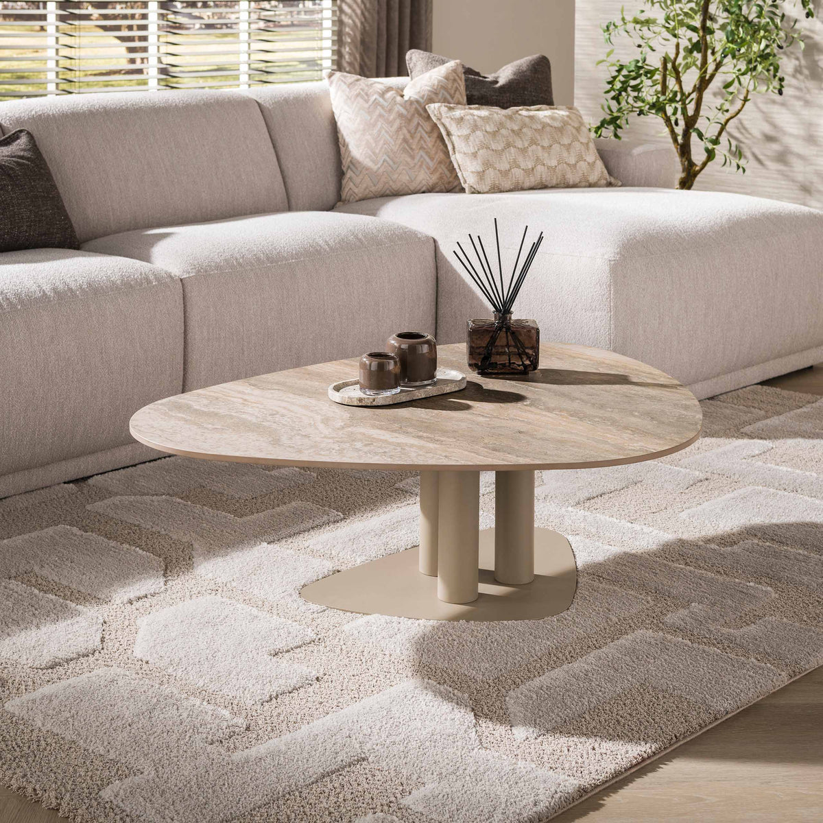 Couchtisch Selvo dreieckig / 3D travertin sand