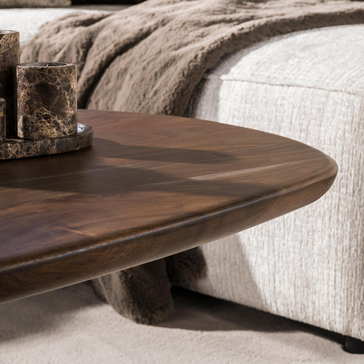 Couchtisch Central 135cm / Massiv Akazie braun