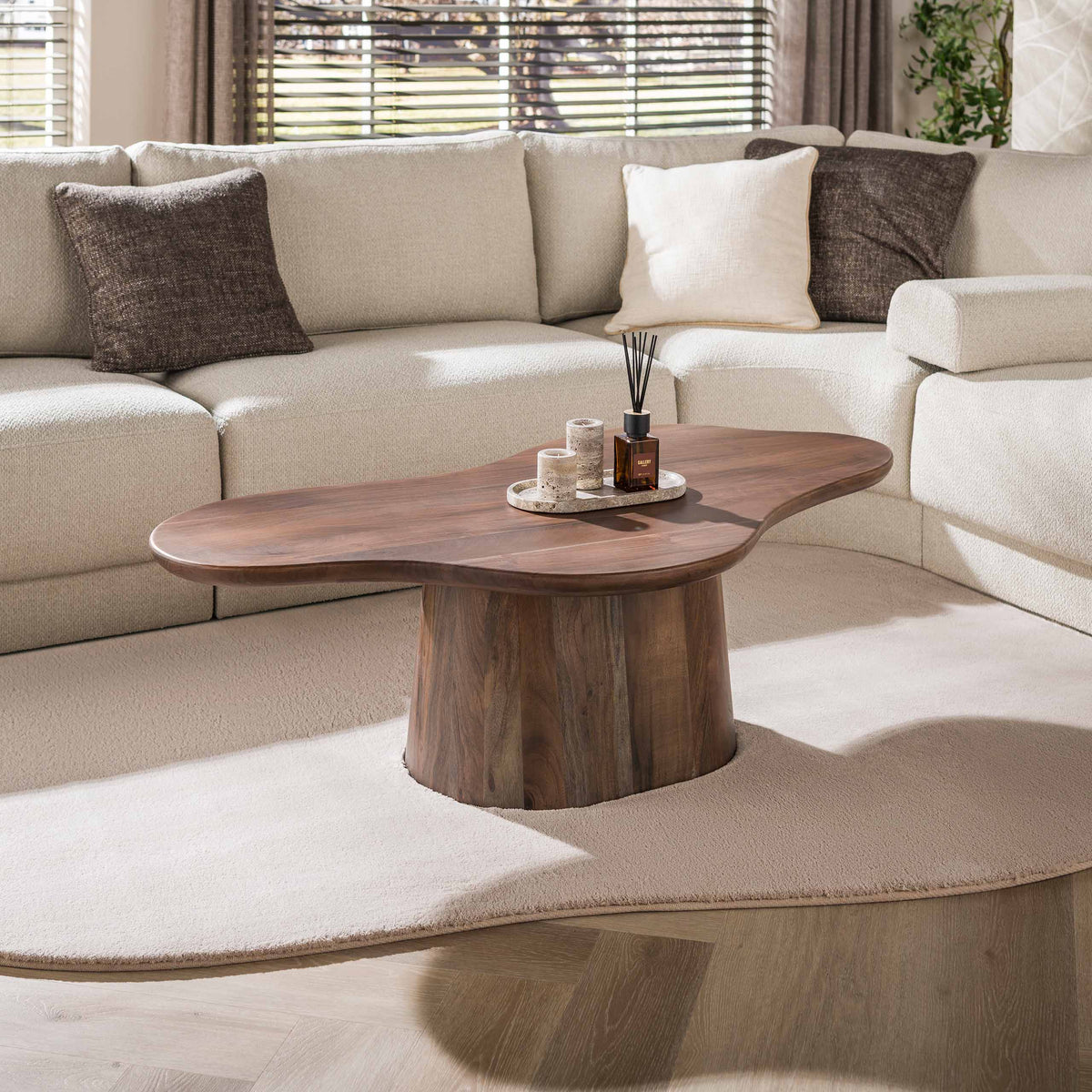 Couchtisch Central organisch 135cm / Massiv Akazie braun
