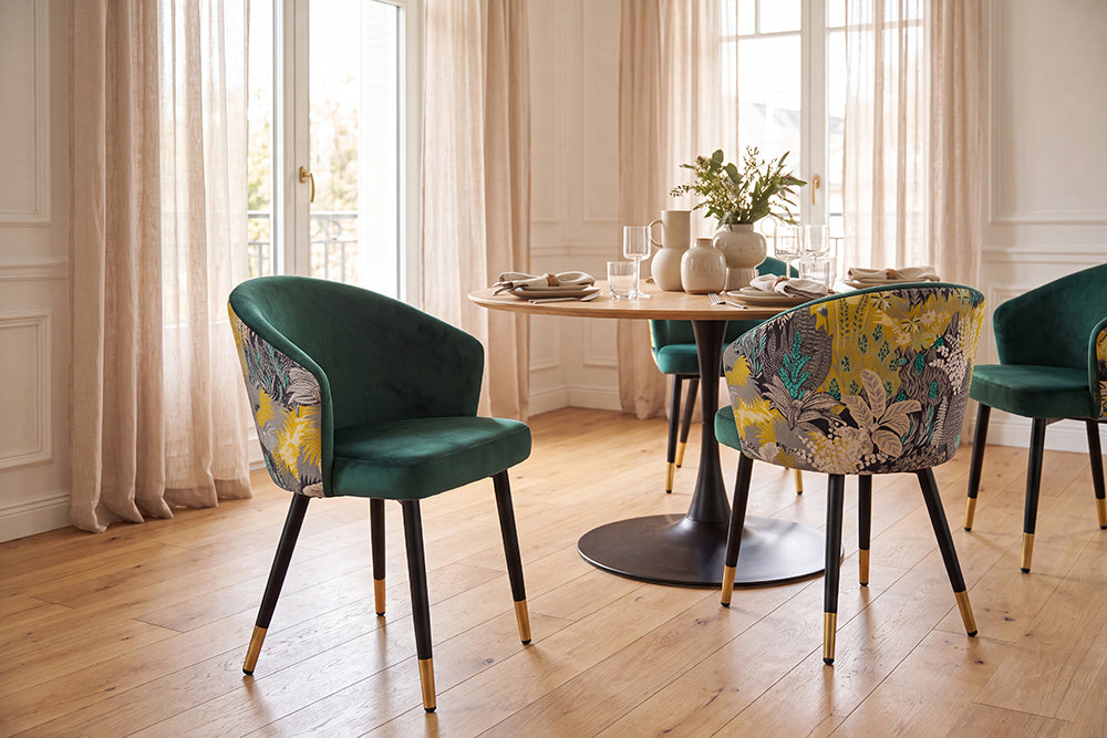 Extravaganter Stuhl MAISON CLASSIQUE Samt schwarze Metallbeine goldene Fußkappen