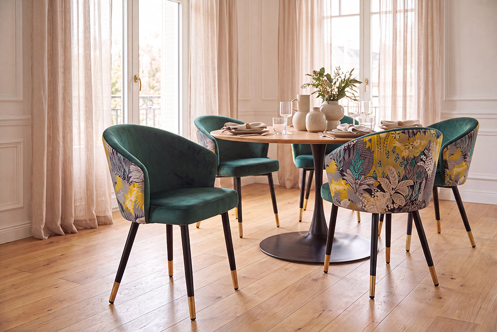 Extravaganter Stuhl MAISON CLASSIQUE Samt schwarze Metallbeine goldene Fußkappen