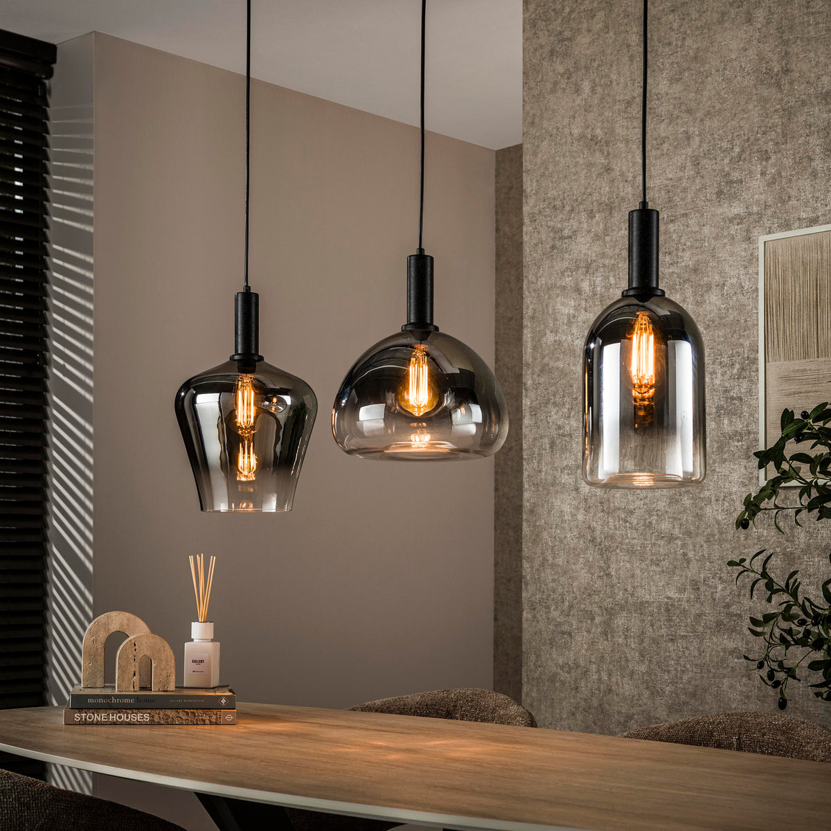 Pendelleuchte ZENITH 3F – Chromfarbene Glasschirme & Arktisschwarz