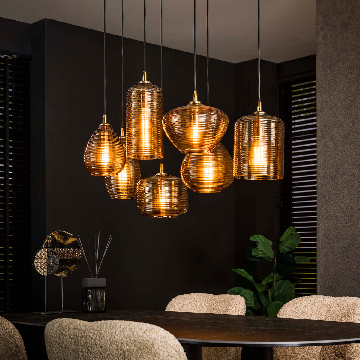 Pendelleuchte Stripe Horizontal 4+3-Fassungen / Amberfarbenes Glas