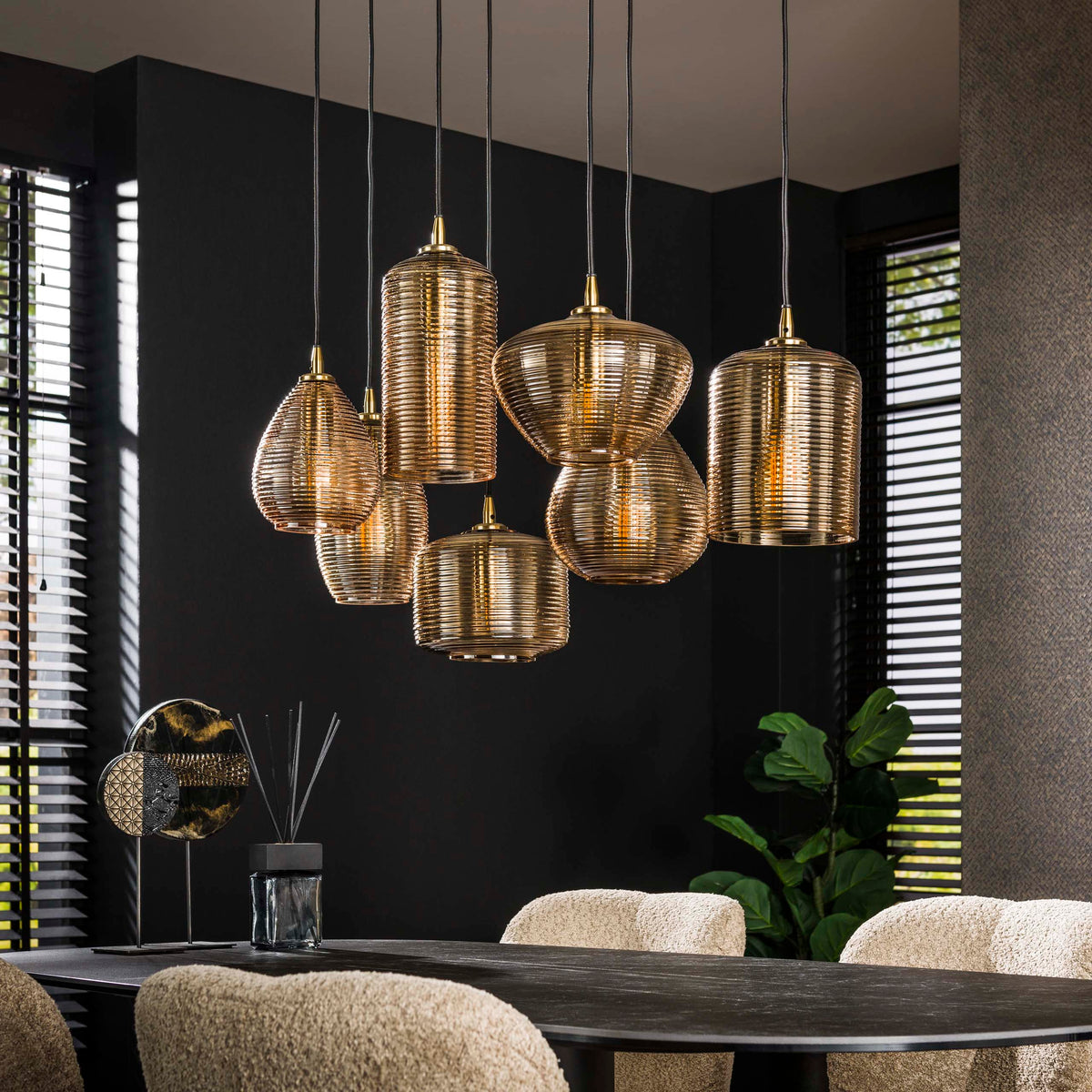 Pendelleuchte Stripe Horizontal 4+3-Fassungen / Amberfarbenes Glas