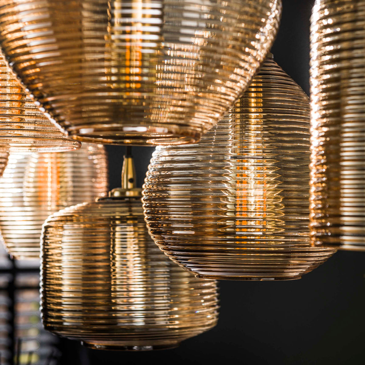 Pendelleuchte Stripe Horizontal 4+3-Fassungen / Amberfarbenes Glas