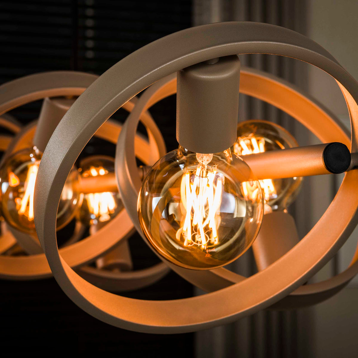 Pendelleuchte Hover Metallringe 8-Fassungen