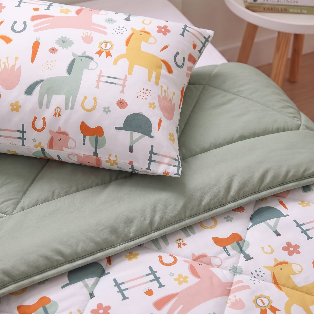 Kinderbettdecke 2-in-1 mit integriertem Bezug, inkl. Kissenbezug –verschiedene Designs