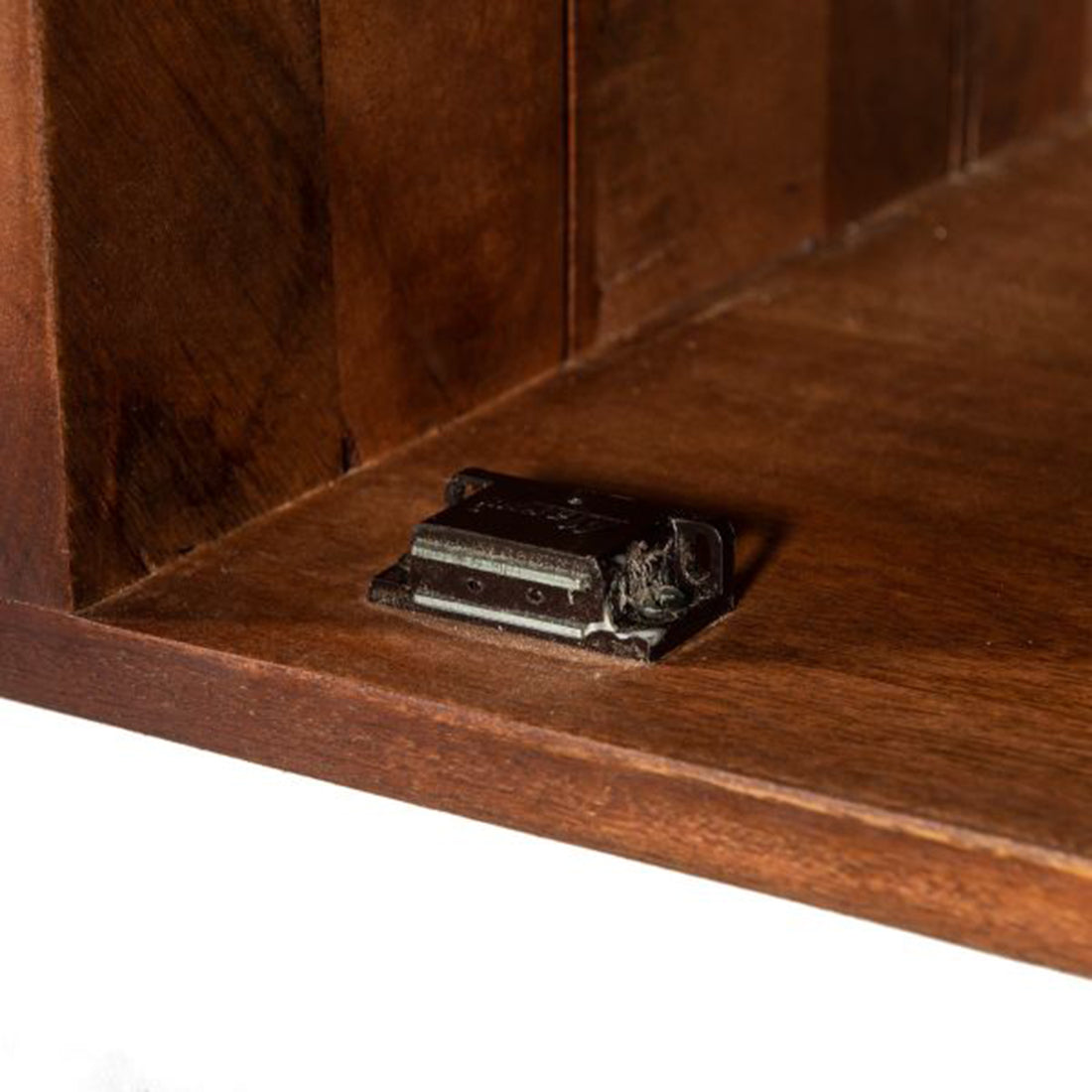 FLUTED  Sideboard 154 cm braun Mangoholz Riffeloptik Metallfüße schwarz-gold